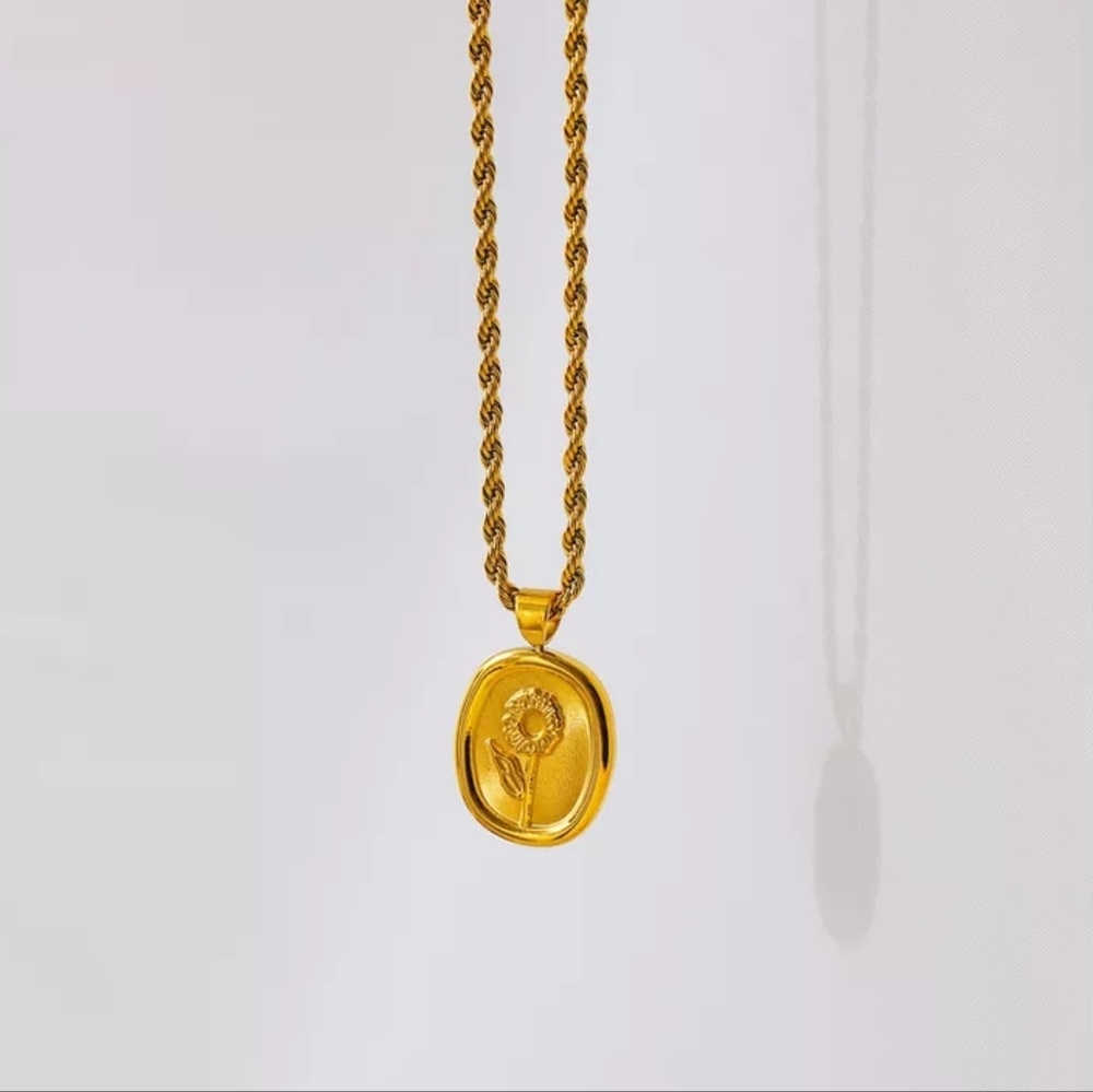 Lovely Flower Pendant Necklace - Picture 1 of 5
